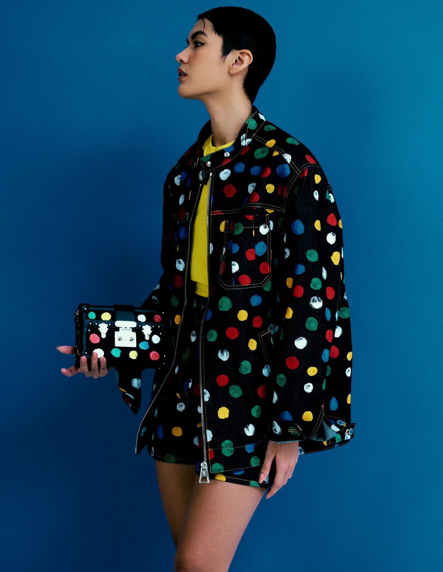 LV X YAYOI KUSAMA波点外套和短裤,PETITE MALLE 手袋与 黄色T恤