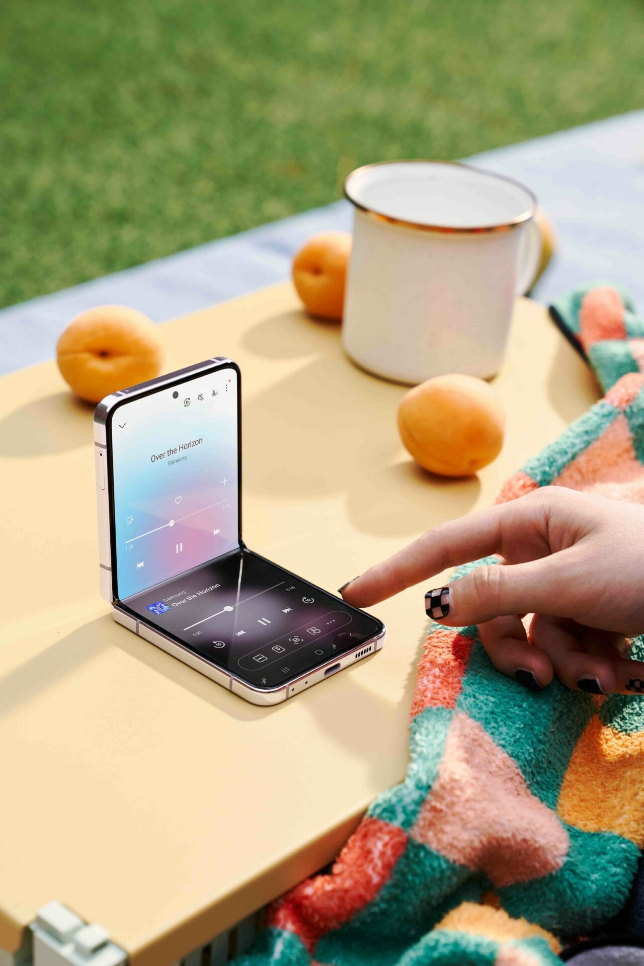 013 handson galaxy zflip5 lavender