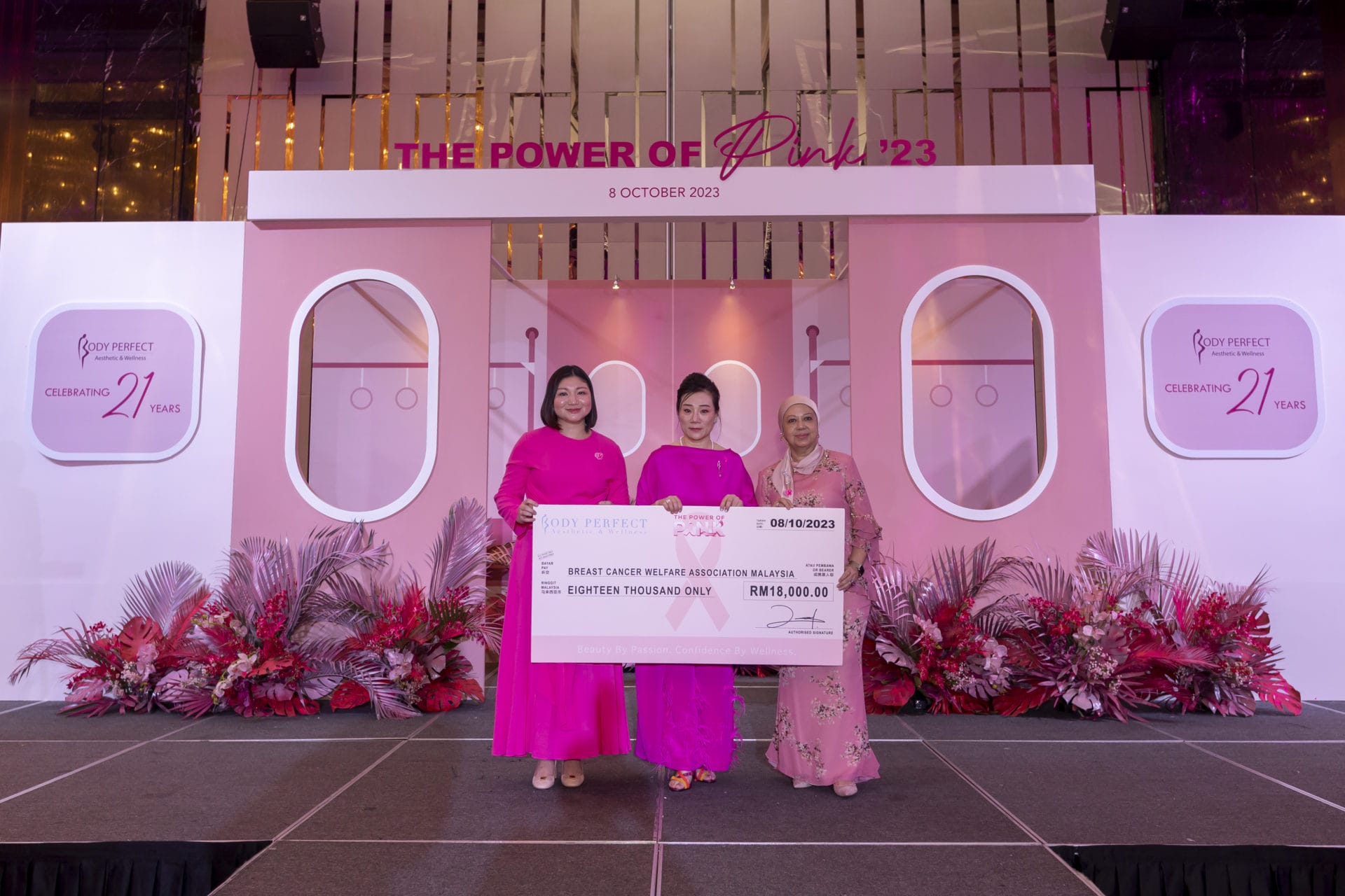 mock cheque presentation to bcwa l r ms kim lim president of bcwa, ms mandy tan managing director of body perfect puan sri dato' akmal patron of bcwa