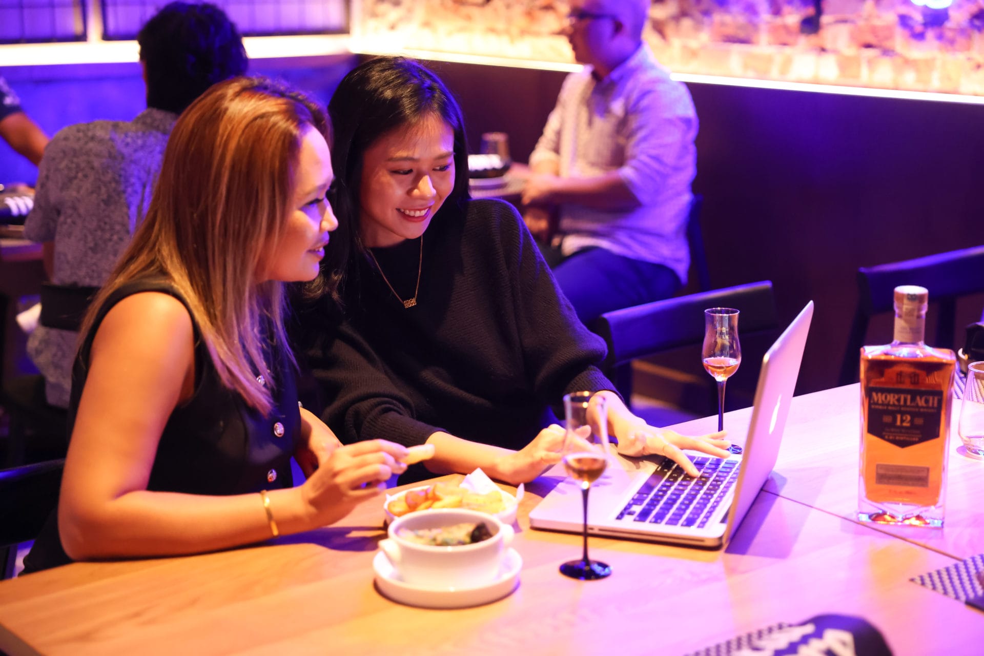 guests enjoying bite sized offerings that seamlessly complement mortlach