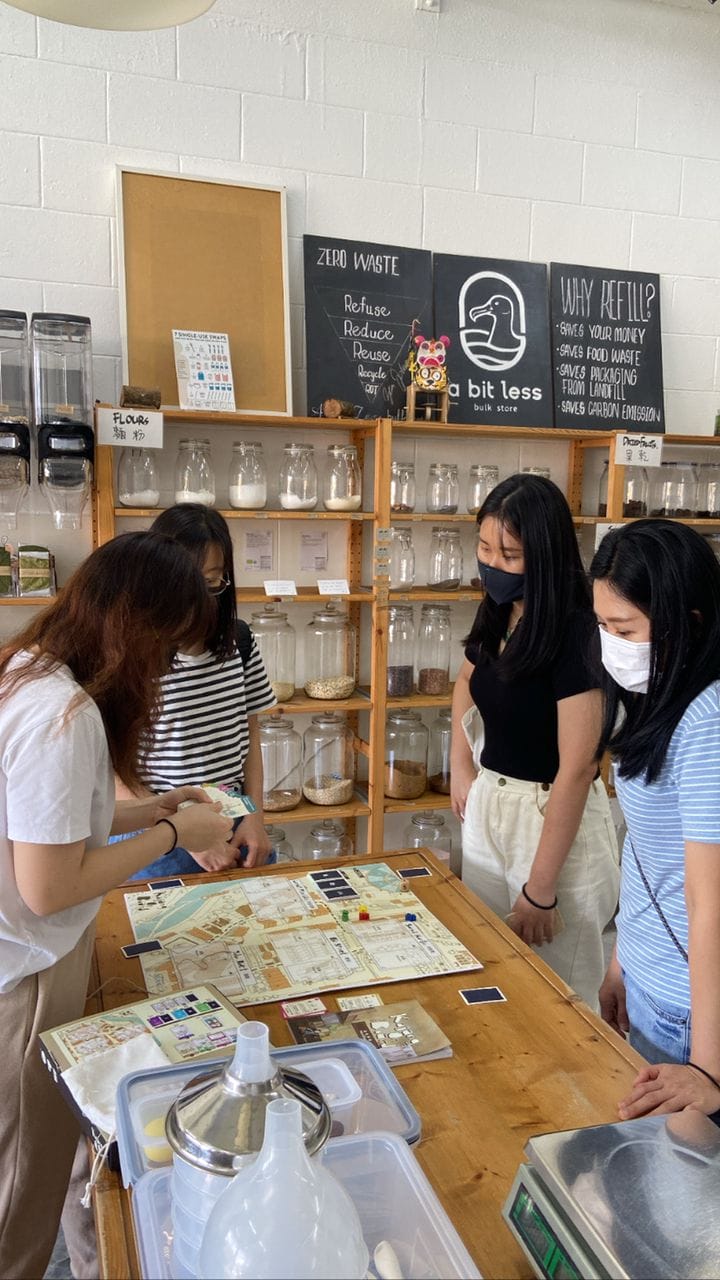 與顧客互動並玩桌遊遊戲