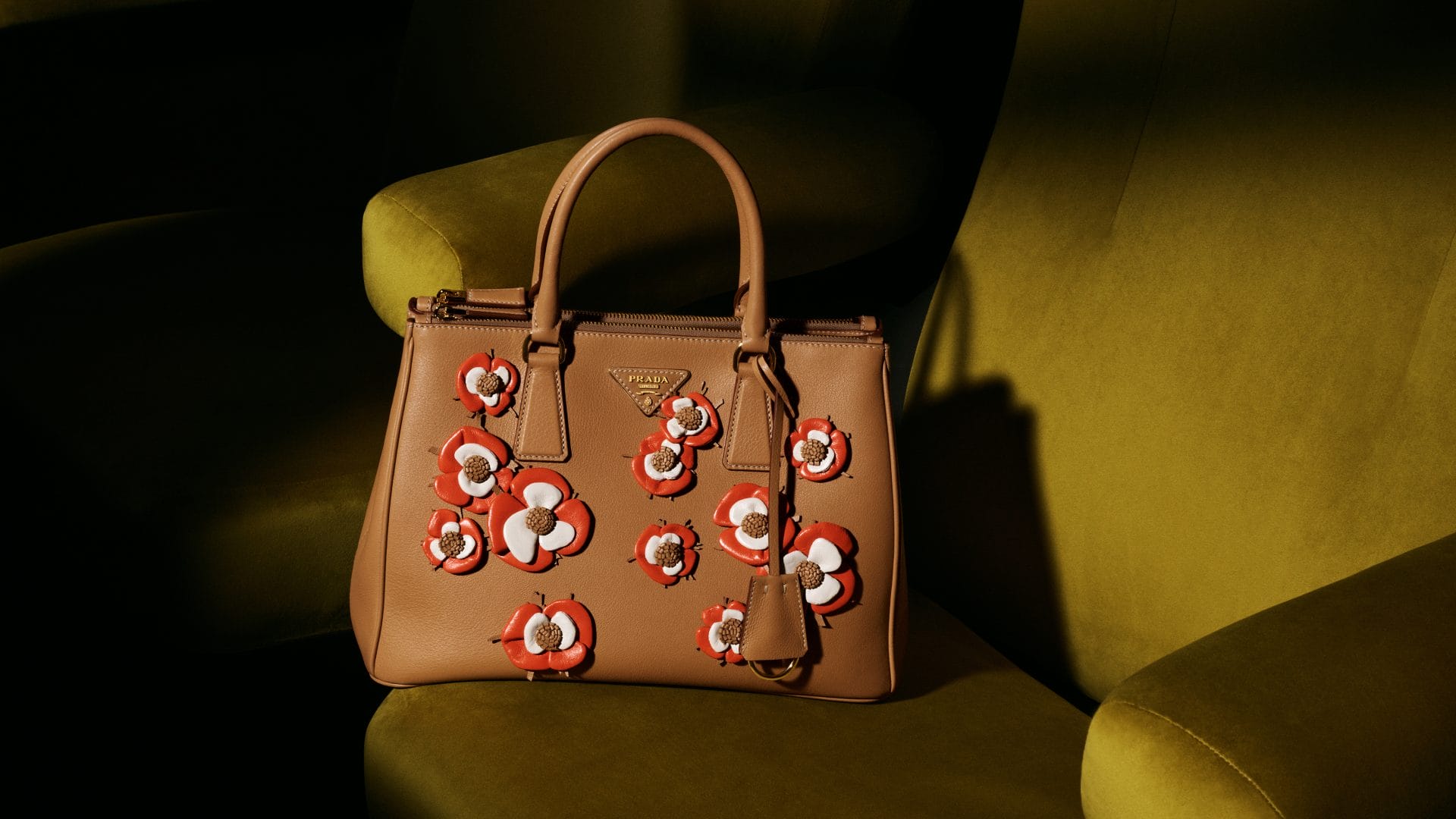 prada galleria bag ambiented still life (1)